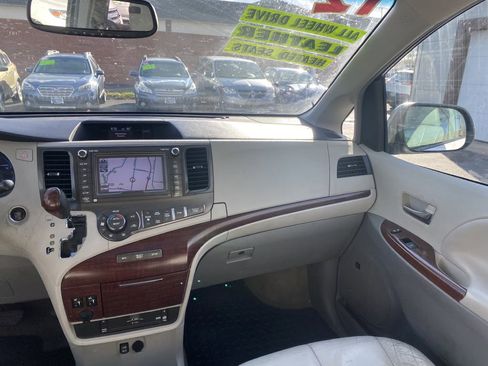 Used 2012 Toyota Sienna XLE image 11