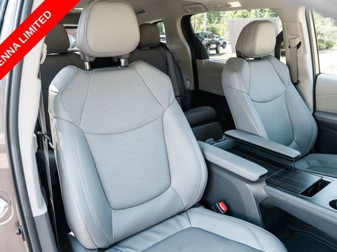 Certified 2023 Toyota Sienna Limited FWD image 31