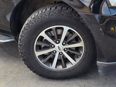 Used 2018 Ford Expedition XLT w/ Equipment Group 202A AWD/4WD image 2