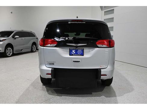 Used 2024 Chrysler Voyager LX FWD image 7