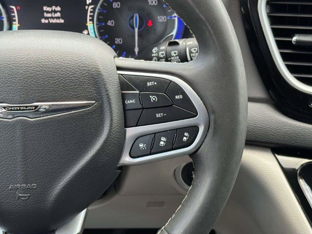 Used 2023 Chrysler Pacifica Touring-L FWD image 23
