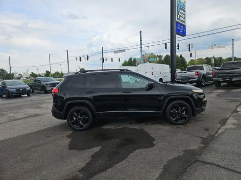 Used 2018 Jeep Cherokee Latitude w/ Altitude Package FWD image 5