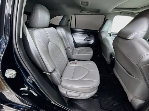 Used 2020 Toyota Highlander XLE FWD image 29