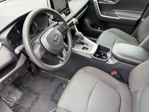 Used 2025 Toyota RAV4 XLE AWD/4WD image 10