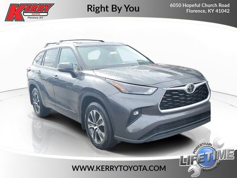 Used 2025 Toyota Highlander XLE AWD/4WD image 1