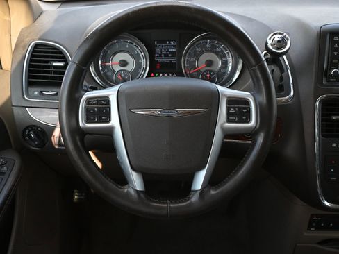 Used 2012 Chrysler Town & Country Touring-L w/ Entertainment Group #2 FWD image 10