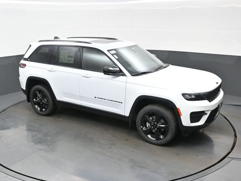 New 2025 Jeep Grand Cherokee Altitude image 24