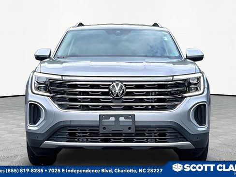 Used 2025 Volkswagen Atlas SE FWD image 2