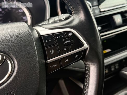 Used 2023 Toyota Highlander XLE image 17