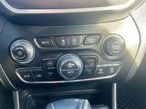Used 2022 Jeep Cherokee Trailhawk AWD/4WD image 15