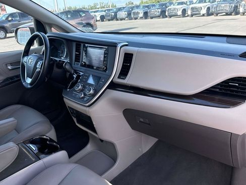Used 2020 Toyota Sienna XLE FWD image 18