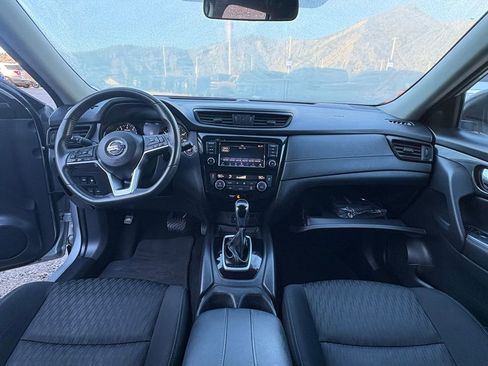 Used 2018 Nissan Rogue SV image 2