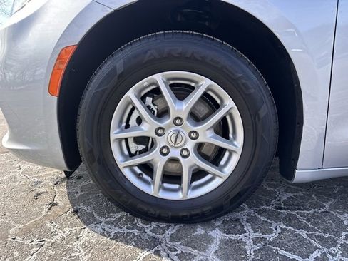 Used 2024 Chrysler Pacifica Touring-L image 9