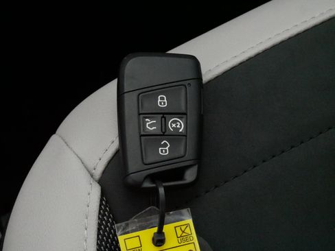 Certified 2025 Volkswagen Taos SE w/ Panoramic Sunroof Package AWD/4WD image 32