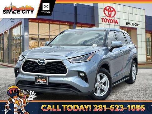 Used 2021 Toyota Highlander LE AWD/4WD image 1