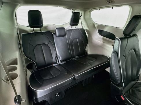 Used 2023 Chrysler Pacifica Limited FWD image 32
