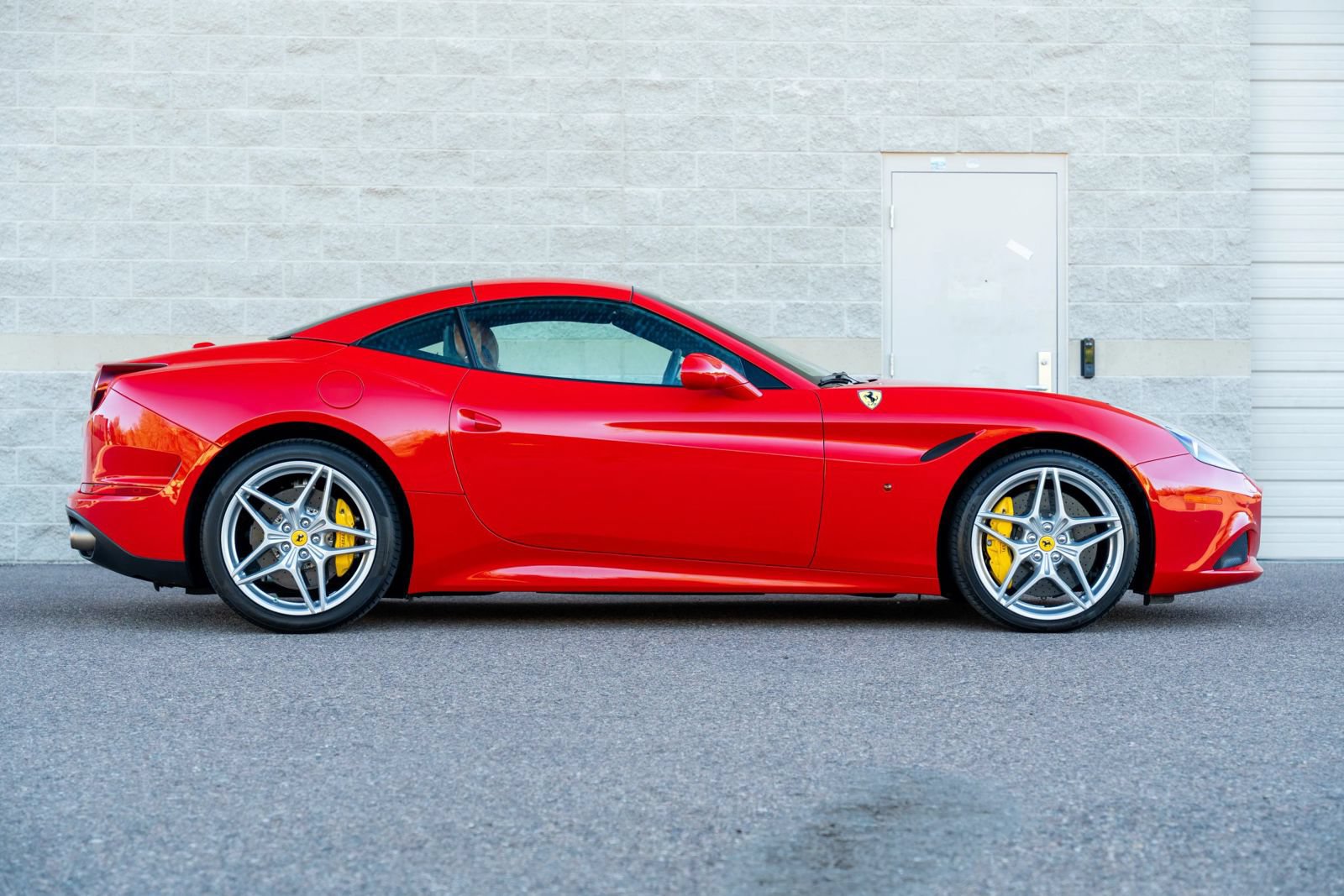 Used 2015 Ferrari California T RWD image 32