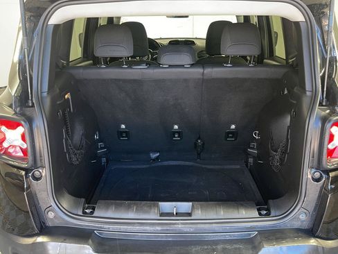 Used 2018 Jeep Renegade Latitude w/ Cold Weather Group AWD/4WD image 10