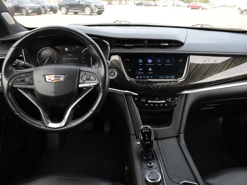 Used 2023 Cadillac XT6 Premium Luxury image 9