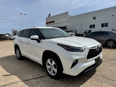 Used 2021 Toyota Highlander LE image 2