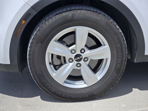 Used 2023 Kia Sorento LX FWD image 12
