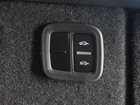 Certified 2025 Porsche Macan 4S Electric AWD/4WD image 48