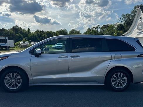 Used 2023 Toyota Sienna XLE AWD/4WD image 8