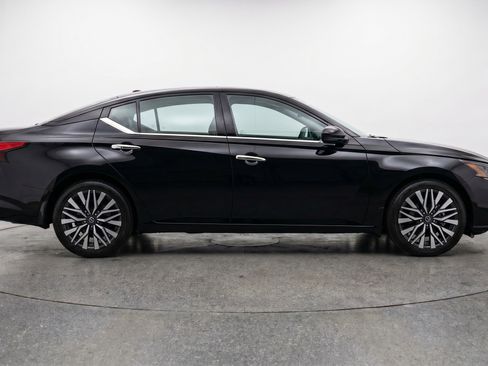 Used 2025 Nissan Altima 2.5 SV FWD image 11