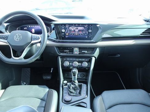 Used 2022 Volkswagen Taos SEL image 17