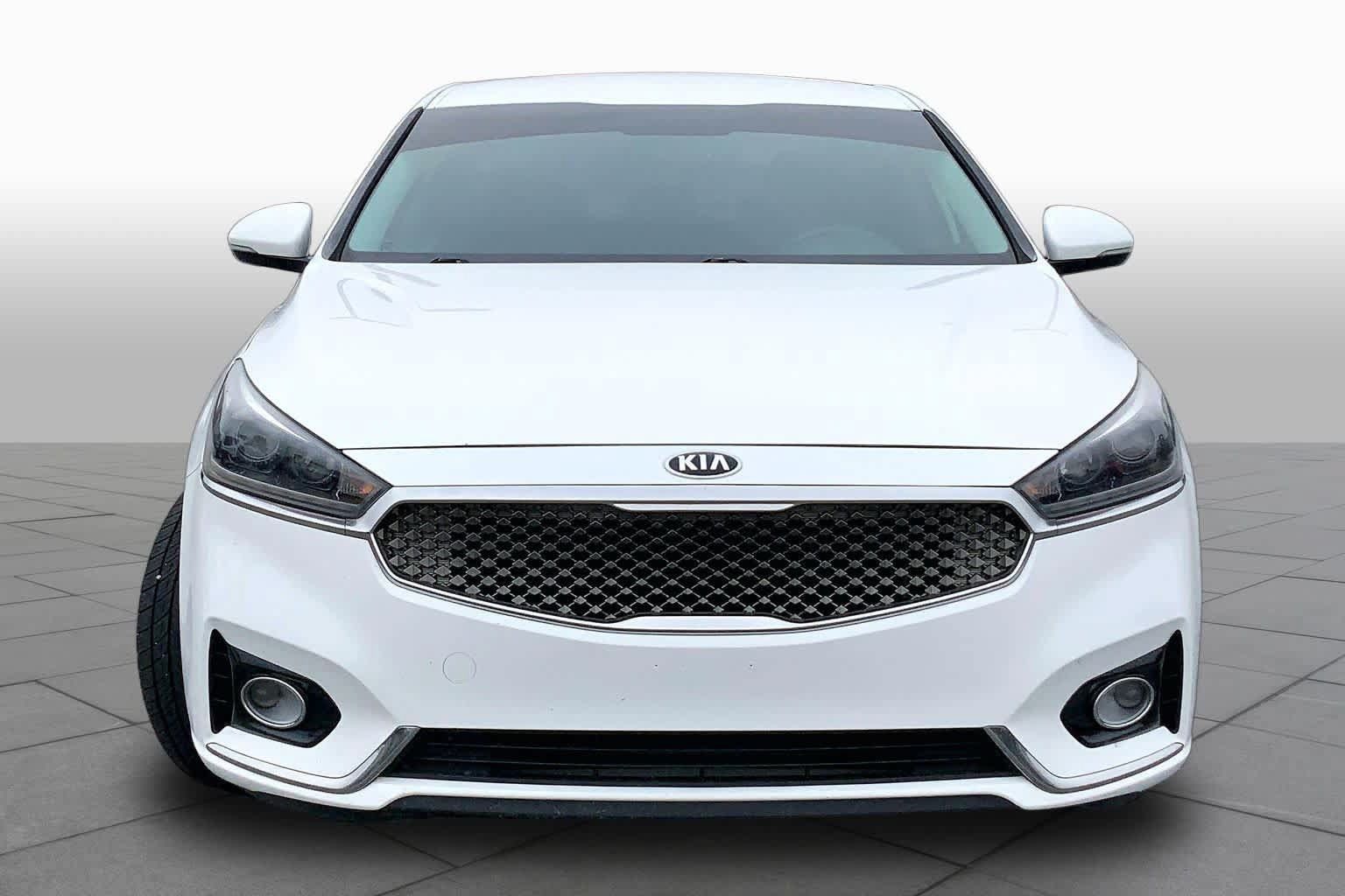 Used 2017 Kia Cadenza Premium w/ Luxury Package FWD image 4