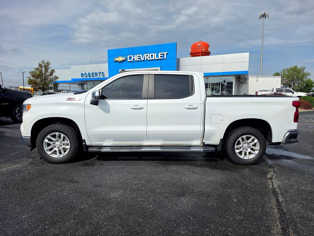 Used 2025 Chevrolet Silverado 1500 LT AWD/4WD image 3