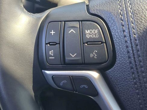 Used 2017 Toyota Highlander Limited image 25