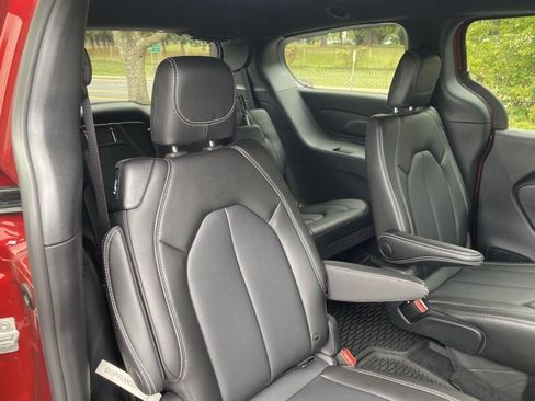 Used 2025 Chrysler Voyager LX image 29