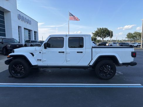 Used 2025 Jeep Gladiator Sport AWD/4WD image 5