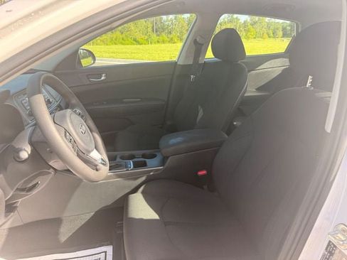 Used 2017 Kia Optima LX w/ Option Group 014 FWD image 9