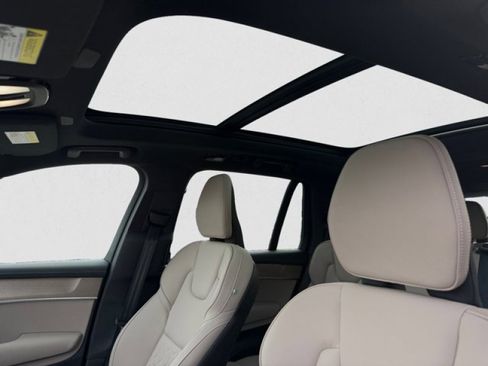 Used 2025 Volvo XC90 B6 Plus image 12