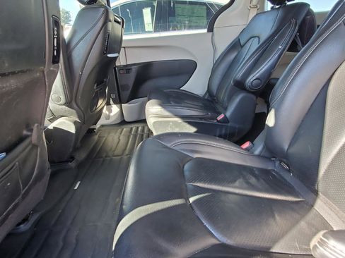 Used 2022 Chrysler Pacifica Touring-L w/ Uconnect Theater Family Group image 5
