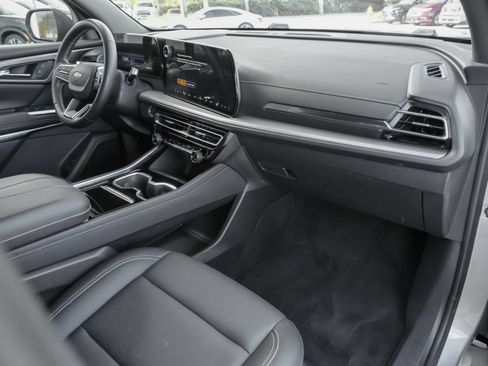 Used 2024 Chevrolet Traverse LT FWD image 40
