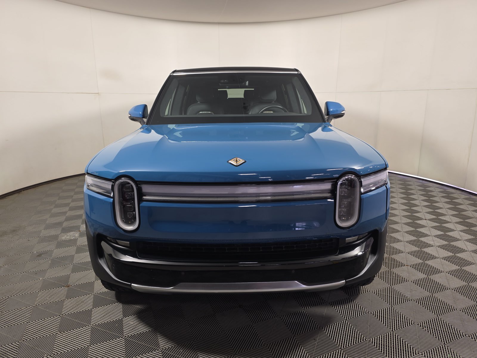 Used 2025 Rivian R1S Adventure Dual AWD/4WD image 8