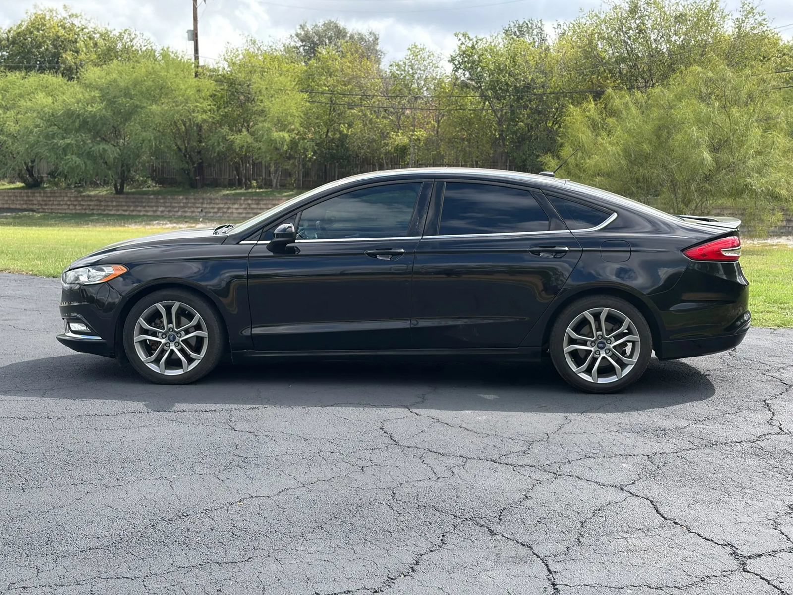 Used 2017 Ford Fusion SE w/ Equipment Group 201A FWD image 7