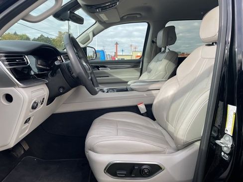 Used 2022 Jeep Wagoneer Series III w/ Flexible Seating Group image 8