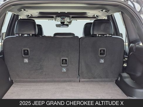 Used 2025 Jeep Grand Cherokee Altitude AWD/4WD image 24