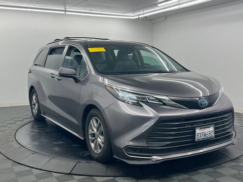 Used 2021 Toyota Sienna LE FWD image 3