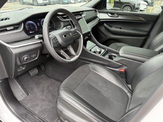 Used 2025 Jeep Grand Cherokee L Altitude AWD/4WD image 11