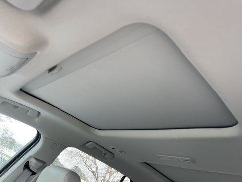 Used 2021 GMC Acadia SLT w/ Premium Package image 17