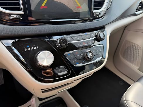 Used 2023 Chrysler Pacifica Touring-L FWD image 26