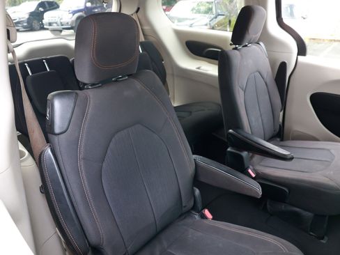 Used 2017 Chrysler Pacifica LX image 17