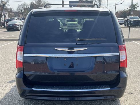 Used 2011 Chrysler Town & Country Touring-L w/ Entertainment Group #2 FWD image 9