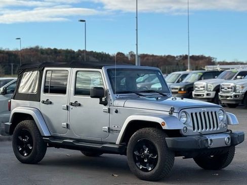 Used 2016 Jeep Wrangler Unlimited Sahara w/ Connectivity Group image 29