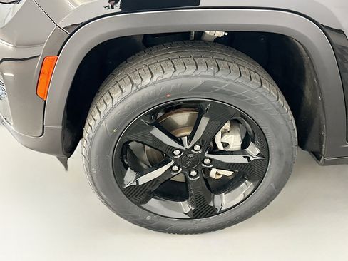 Used 2023 Jeep Grand Cherokee Limited w/ Black Appearance Package image 11